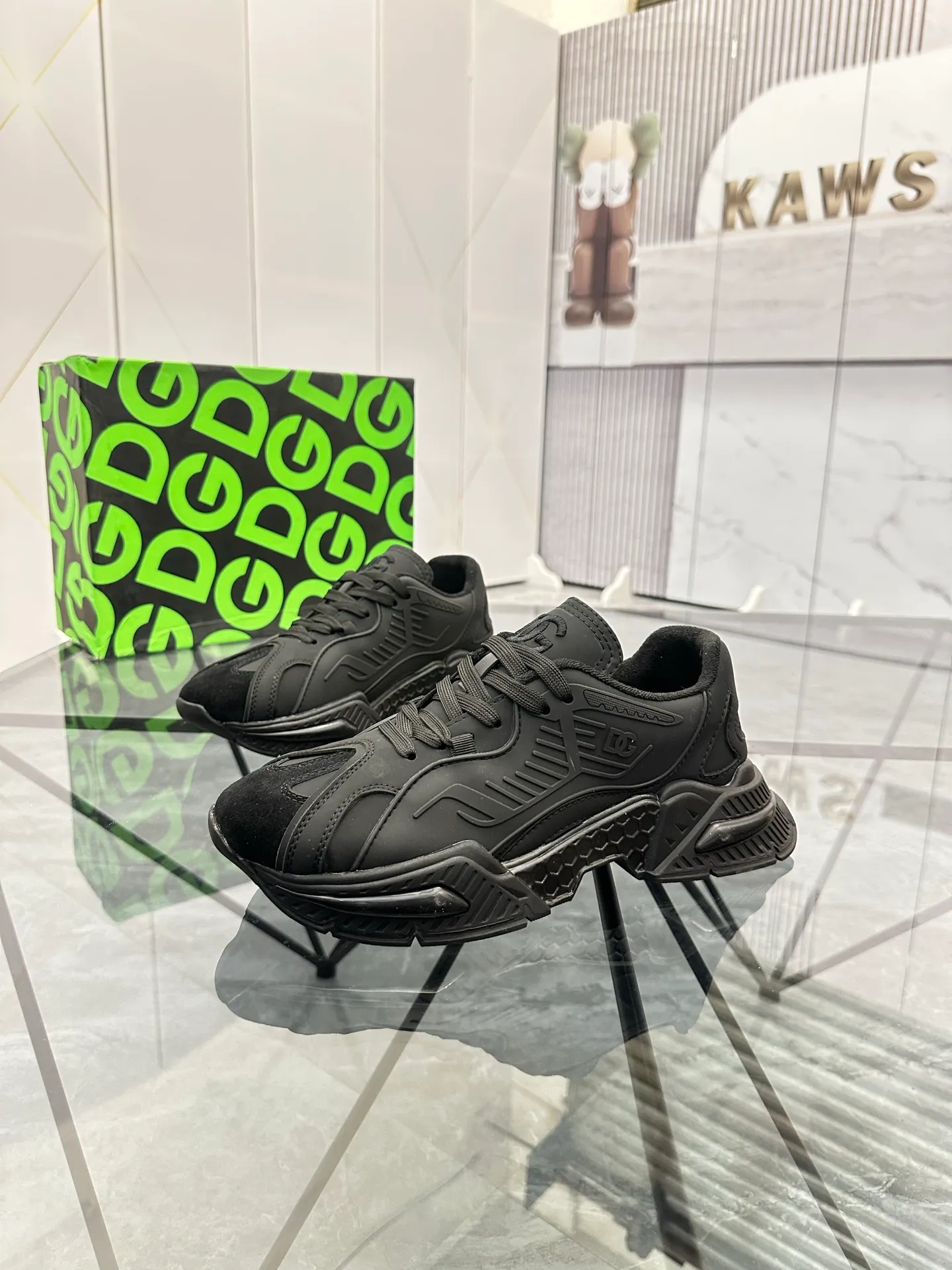 Men's shoes: 💰P560¥ Product trademark: DG "Dolce & Gabbana" low-top casual shoes Regular size: 35-44 (can be customized to 45.46) Couple style Product materials: Upper imported cowhide stitching original material, breathable lining, original outsole. Number: 803